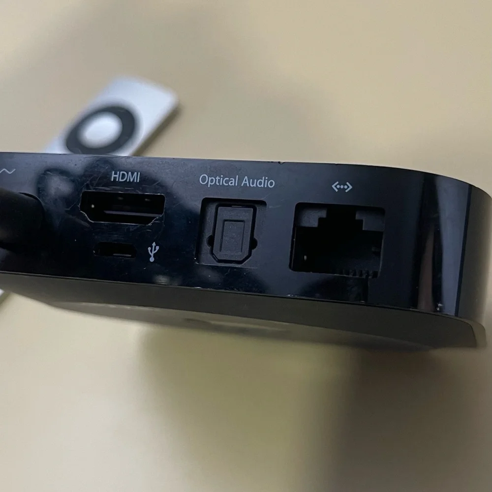 Apple TV A1427 (3rd Generation) Black Streaming Device with Remote and Cable - Picture 4 of 15